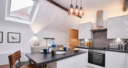 Stunning Apt: Fast Wifi, Gym Access, Near Airport