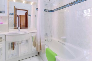 Combined shower/bathtub, towels