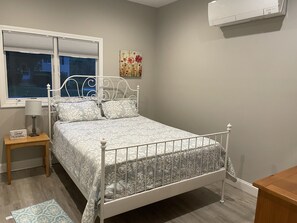 6 Schlafzimmer, Schreibtisch, Bügeleisen/Bügelbrett, Reisekinderbett