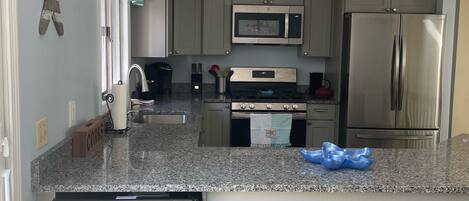 Kjøleskap, mikrobølgeovn, ovn og kokeplater