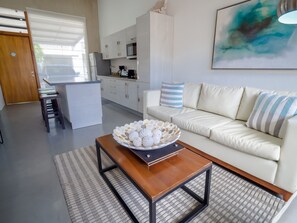 Apartamento de lujo, 2 camas de matrimonio, cocina | Zona de estar | Televisión de pantalla plana de 32 pulgadas con canales por cable