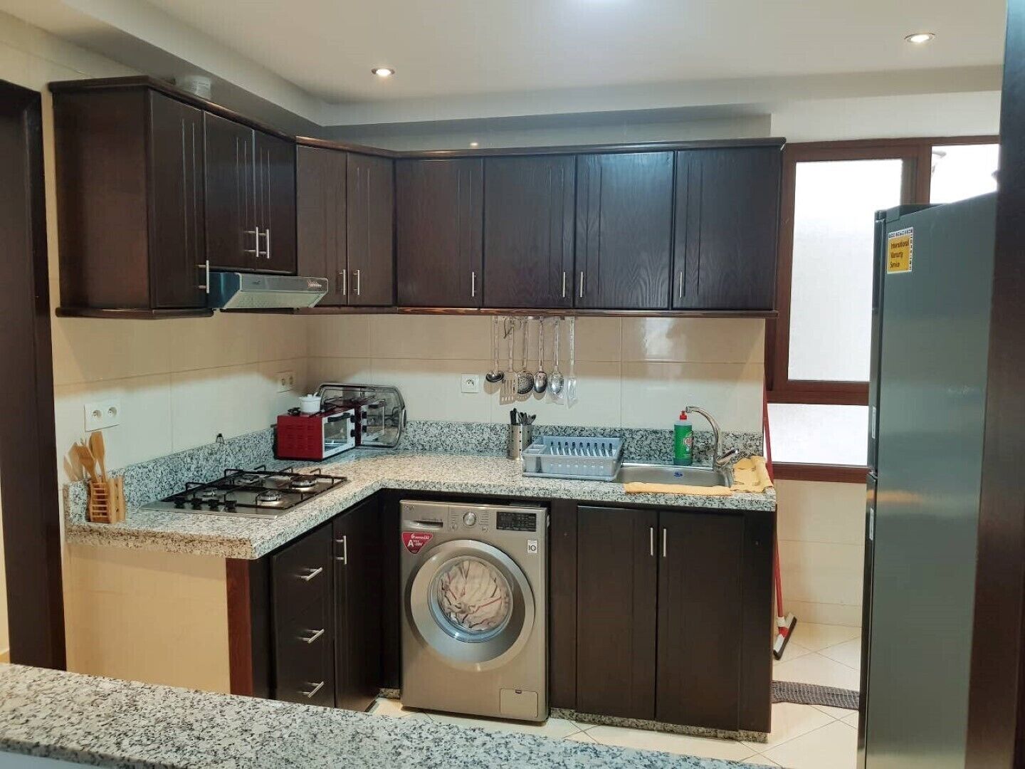 Een koelkast, een microgolfoven, een oven, een kookplaat