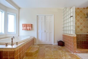 Ensemble baignoire-douche, baignoire à remous, séchoir à cheveux