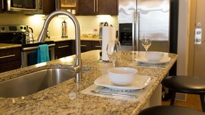 A kitchen with granite countertops, stainless steel appliances, and a sink. - Houston Modern Apt Pool View NRG DISCOUNTED (Houston)