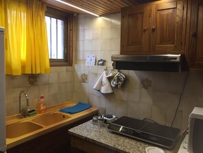 Kühlschrank, Mikrowelle, Herdplatte, Wasserkocher mit Kaffee-/Teezubehör