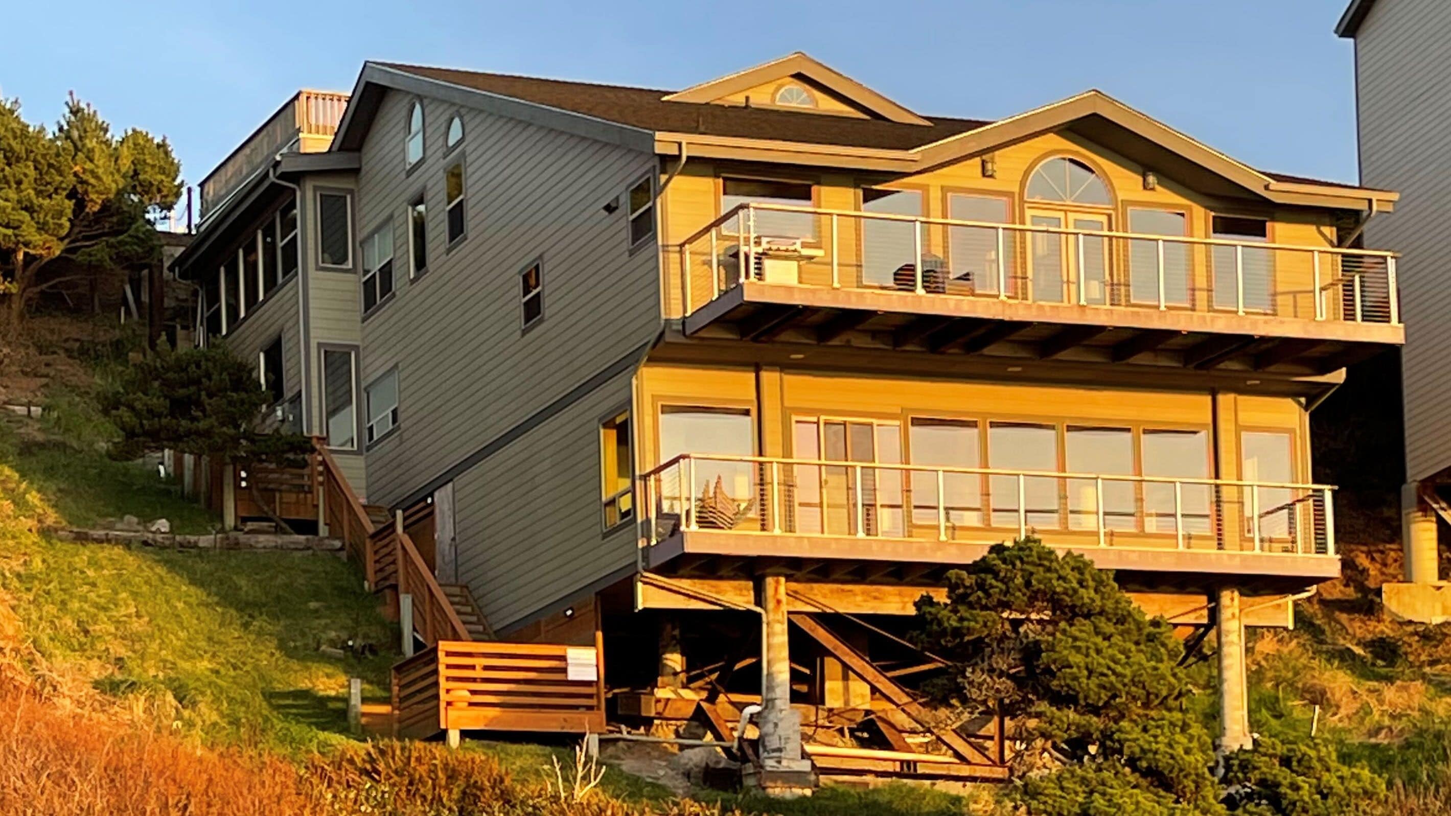 Wizard Hat Beach House: Awesome beach front vacation home with magical views