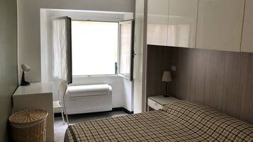 1 bedroom, desk, WiFi