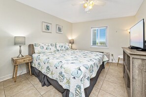 1 slaapkamer, een strijkplank/strijkijzer, beddengoed