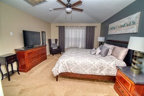 6 dormitorios, escritorio, tabla de planchar con plancha y cuna de viaje