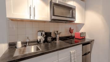 Réfrigérateur, micro-ondes, four, plaque de cuisson