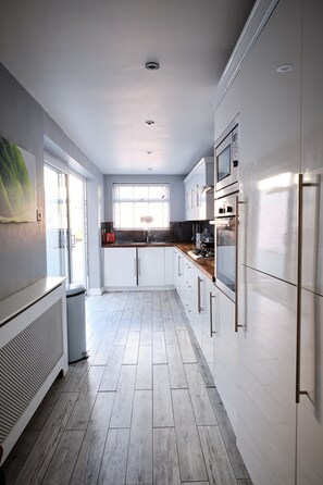 Kjøleskap, mikrobølgeovn, ovn og kokeplater