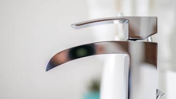 Sèche-cheveux, serviettes fournies