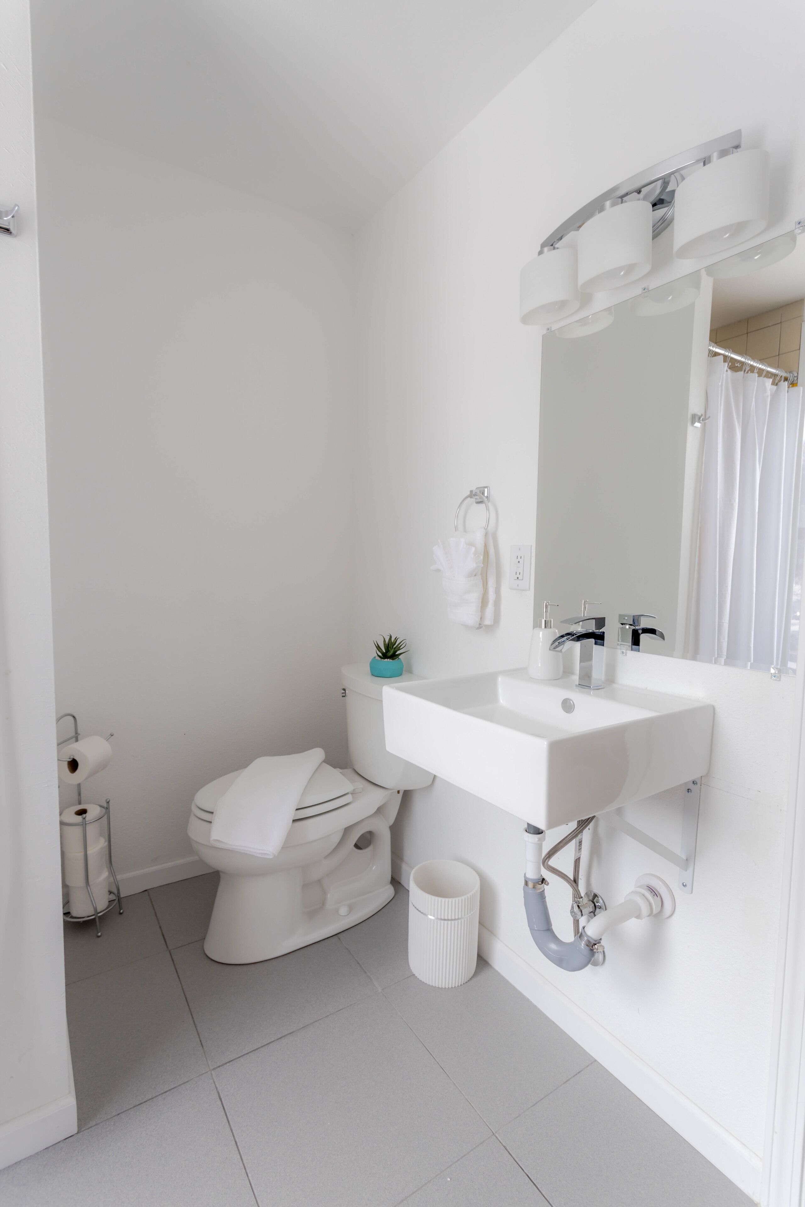 Sèche-cheveux, serviettes fournies