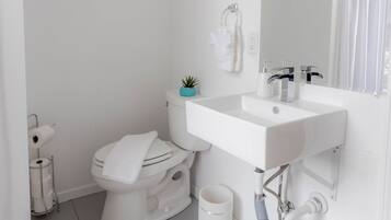 Sèche-cheveux, serviettes fournies