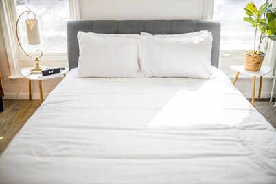 8076-Walk to Mayo-Charming Studio with free Parking