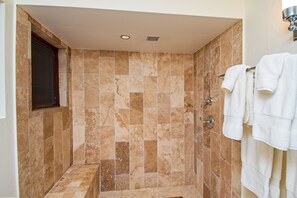 Dusche, Regendusche, Haartrockner, Handtücher