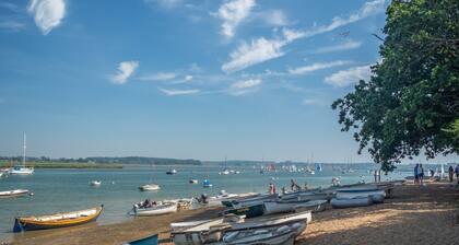 Un charmant cottage niché dans le hameau de Falkenham avec une vue magnifique.