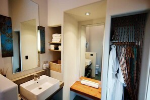 シャワー、ヘアドライヤー、タオル