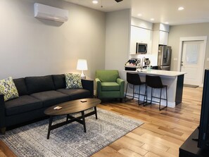 TV connectée, lecteur de DVD, livres