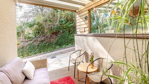 Un espacio de estar al aire libre cubierto con un sofá, sillas y una mesa.
