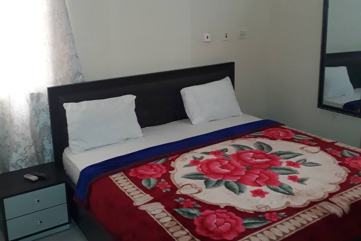 Habitación doble | Ropa de cama de alta calidad, muebles diferentes y escritorio
