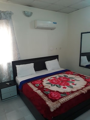 Habitación doble | Ropa de cama de alta calidad, muebles diferentes y escritorio