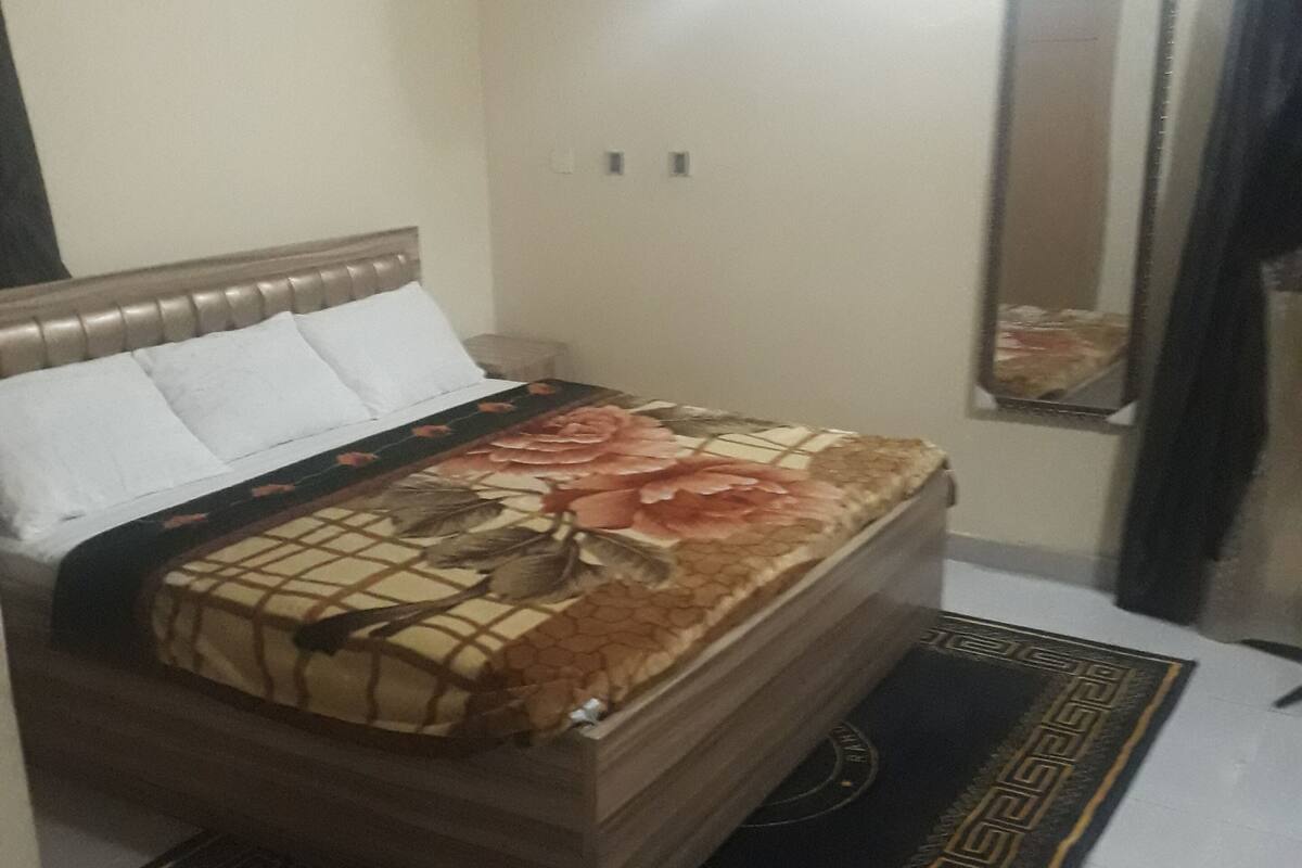 Habitación doble Deluxe | Ropa de cama de alta calidad, muebles diferentes y escritorio