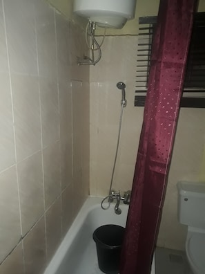 Habitación doble Deluxe | Baño | Tina con regadera, toallas, papel de baño