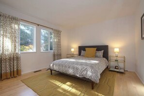 4 bedrooms, iron/ironing board, WiFi