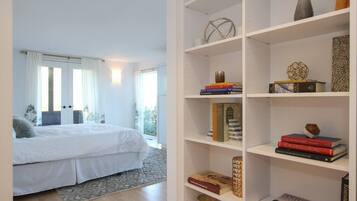 4 bedrooms, iron/ironing board, WiFi