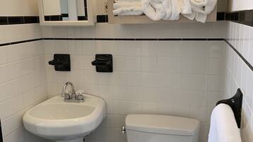 Secador de pelo, toallas, jabón y champú