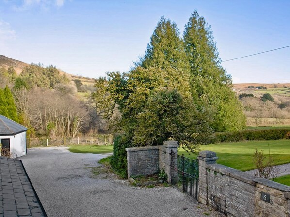Property grounds - 2 bedroom accommodation in Widecombe-in-the-Moor, near Bovey Tracey (Widecombe-in-the-Moor, near Bovey Tracey)