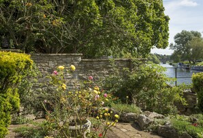 Property grounds - A delightful end of terrace house, set within the pretty town of Bidford-on-Avon (Bidford-on-Avon)