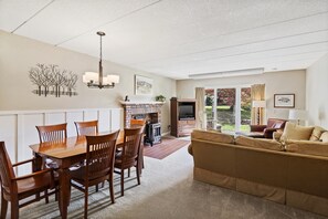 Hus | Oppholdsrom | Flatskjerm-TV, peis og DVD-spiller