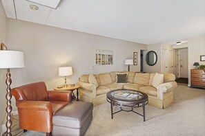 Hus | Oppholdsrom | Flatskjerm-TV, peis og DVD-spiller