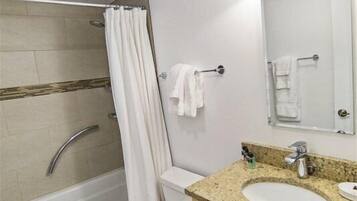 House | Bathroom | Hair dryer, towels, shampoo