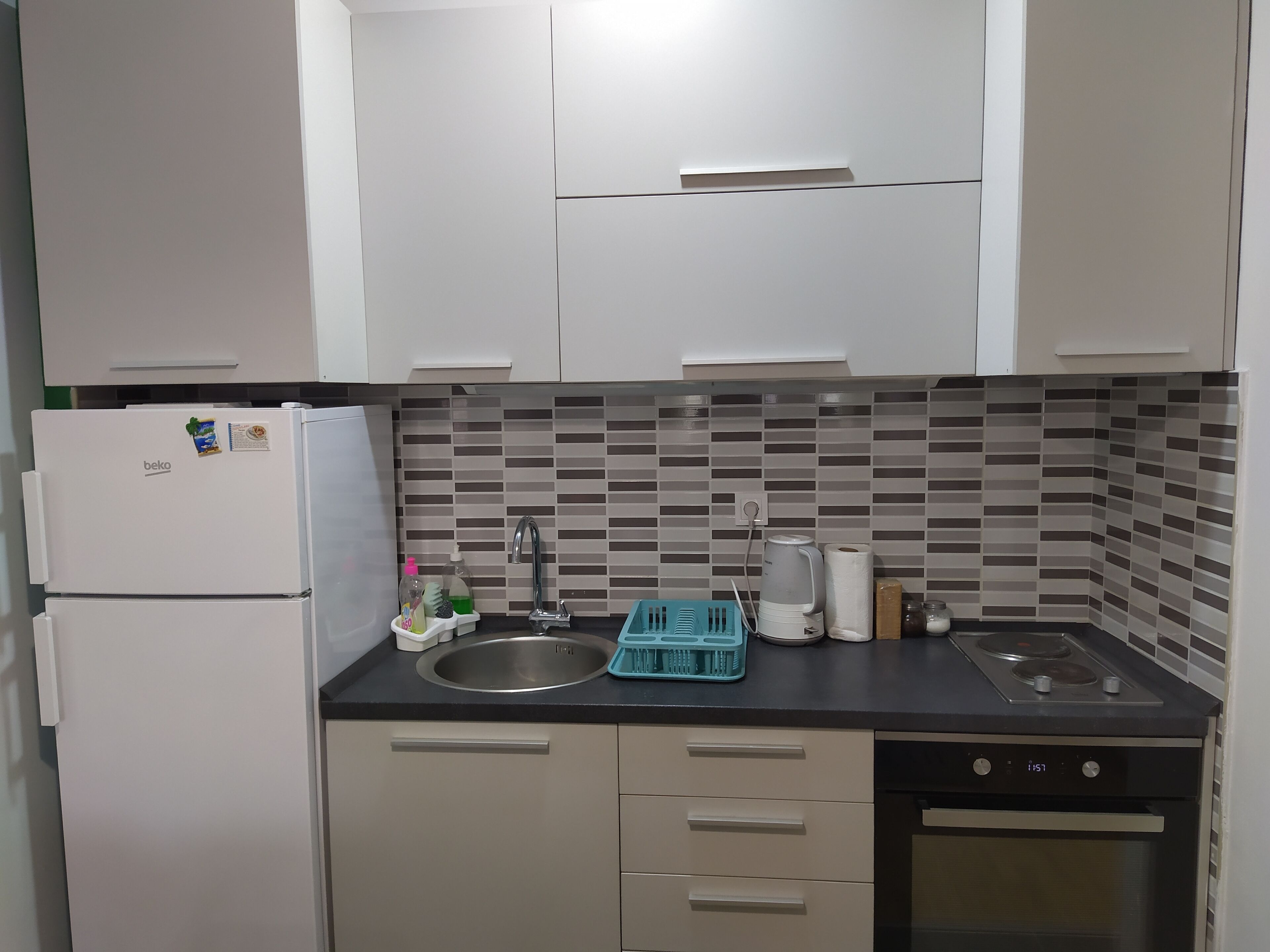 Fridge, oven, coffee/tea maker, electric kettle