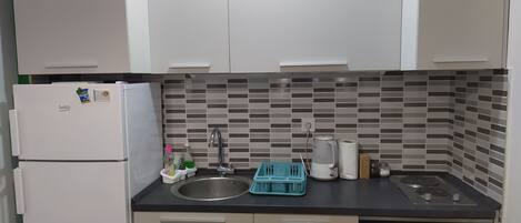 Fridge, oven, coffee/tea maker, electric kettle