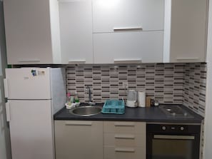 Kühlschrank, Ofen, Wasserkocher mit Kaffee-/Teezubehör, Wasserkocher