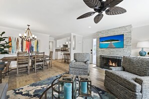 TV, lareira, DVD player, aparelho de som