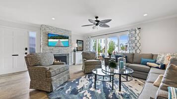 Tv, eldstad, dvd-spelare och en stereo