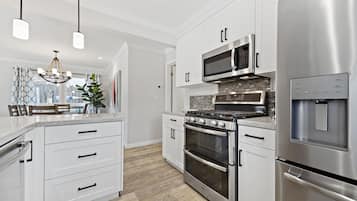 KylskÄp, mikrovÄgsugn, ugn och spishÀll