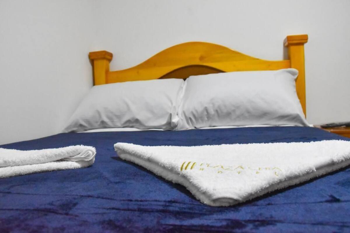 Espacio para trabajar con laptop, cortinas blackout y wifi gratis