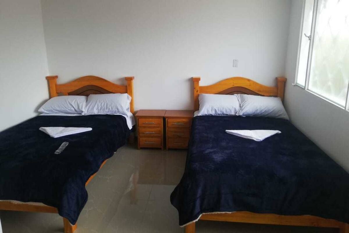 Espacio para trabajar con laptop, cortinas blackout y wifi gratis