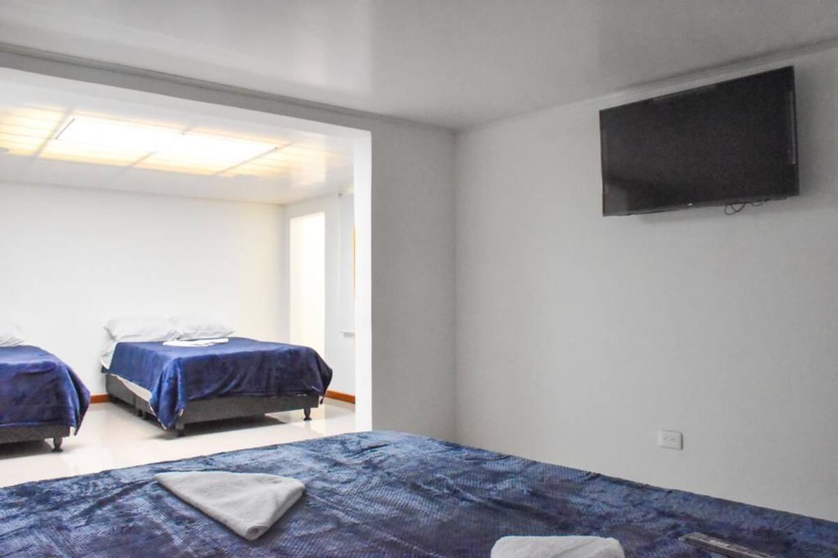 Habitación triple básica | Espacio para trabajar con laptop, cortinas blackout y wifi gratis