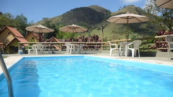 Piscine extérieure, parasols de plage, chaises longues