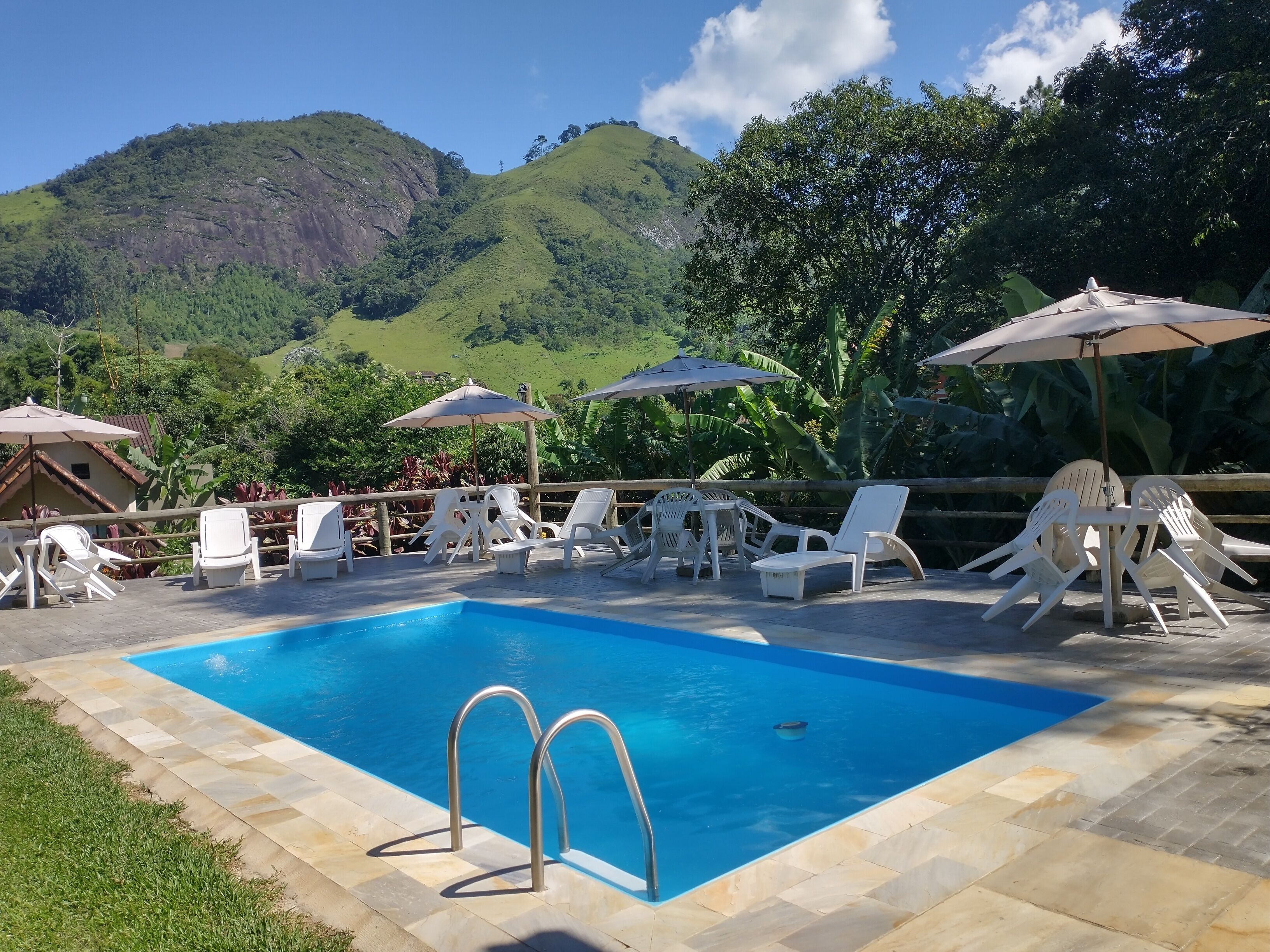 Udendørs pool, parasoller, liggestole