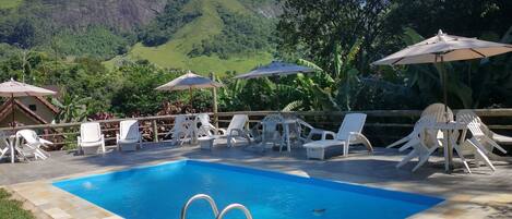 Udendørs pool, parasoller, liggestole