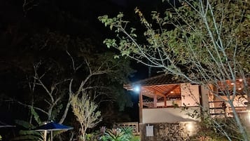 Utendørsbasseng, bassengparasoller og solsenger