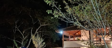 Außenpool, Sonnenschirme, Liegestühle